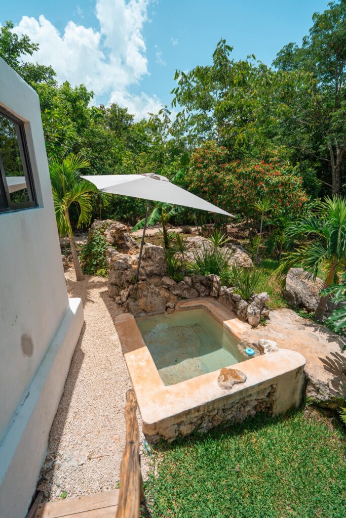 Cenote Escondido jacuzzi exterior rodeado de naturaleza